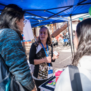 Stands interactivos siendo visitados