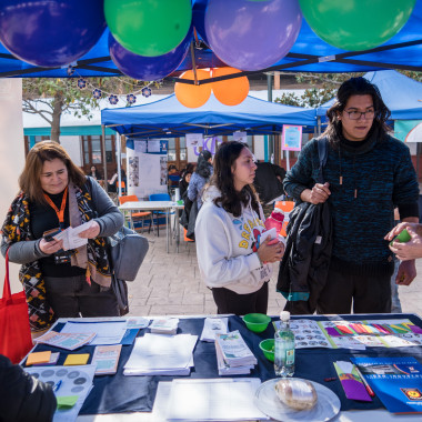 Stands interactivos siendo visitados