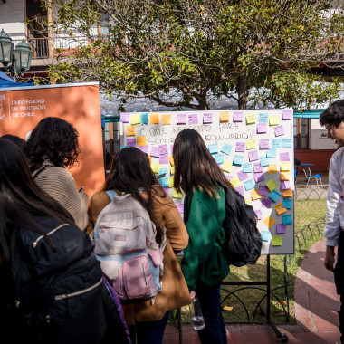 Pizarra "¿Qué necesito para sentirme en equilibrio" siendo vista por estudiantes