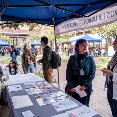 Stands interactivos siendo visitados