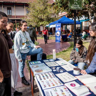 Stands interactivos siendo visitados