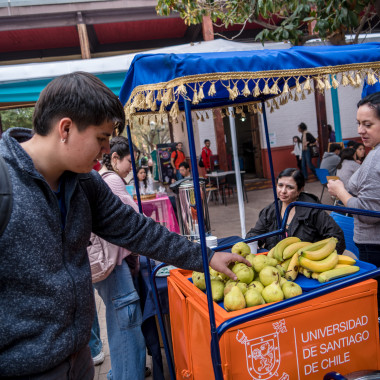 Alumno viendo un puesto con frutas