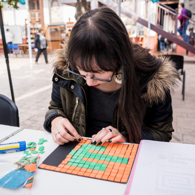 Estudiante creando un mosaico