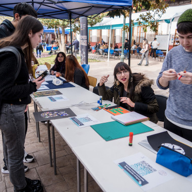 Stands interactivos siendo visitados