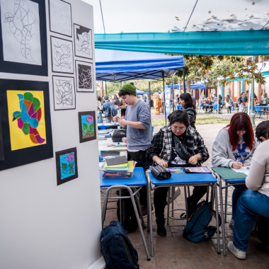 Stands interactivos siendo visitados