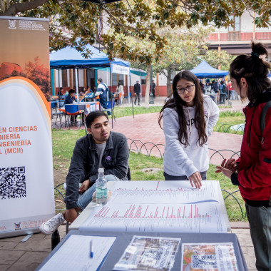 Stands interactivos siendo visitados