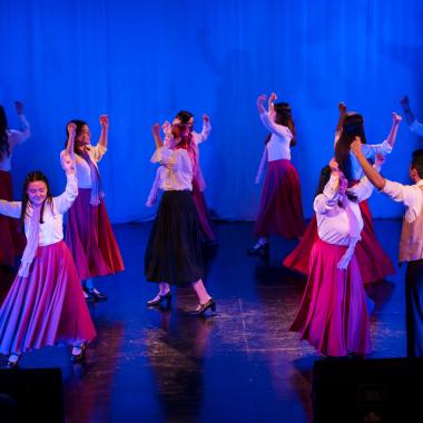 jóvenes bailando