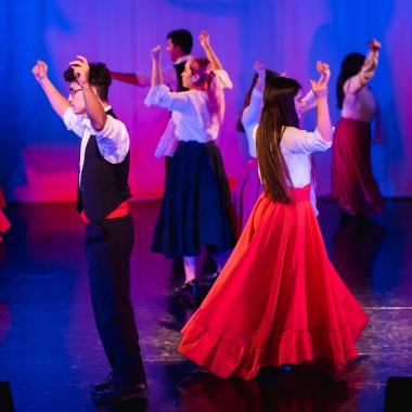 jóvenes bailando