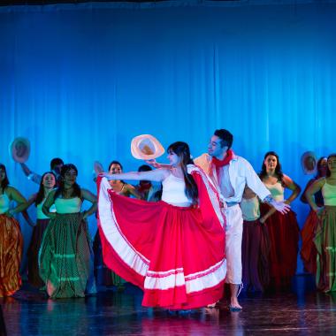 jóvenes bailando