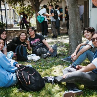 Estudiantes reunidos en el pasto