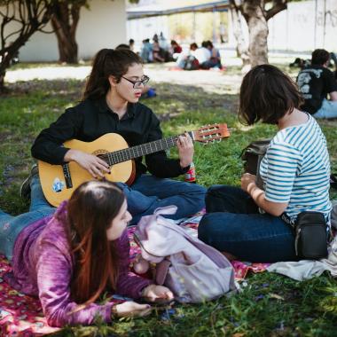 Estudiantes en el pasto