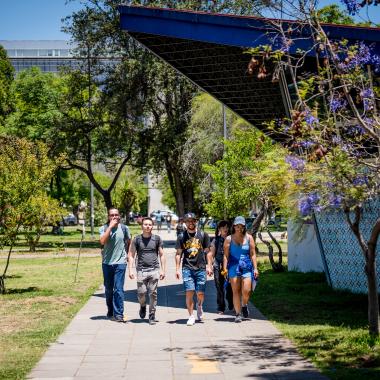 Estudiantes caminando por el campus