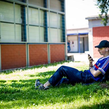 Estudiante sentados en el pasto