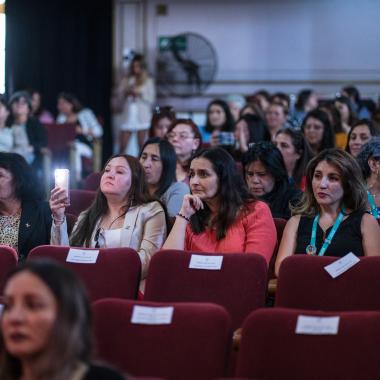 Asistentes escuchando la ceremonia