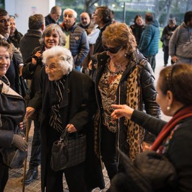 Inés Erazo, esposa de Henrique Kirberg llegando a la conmemoración