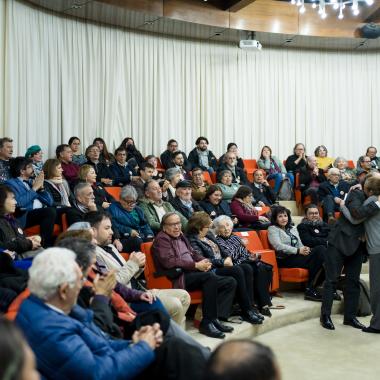 Asistentes escuchando la ceremonia