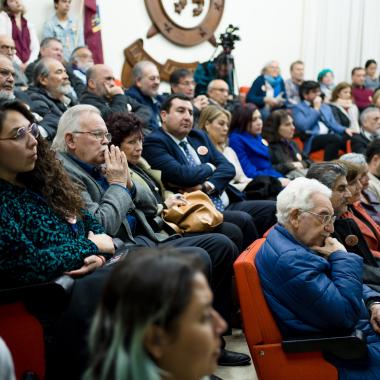 Asistentes escuchando la ceremonia