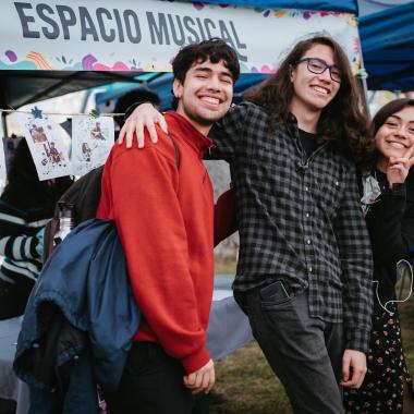 Estudiantes en el stand "Espacio Musical"