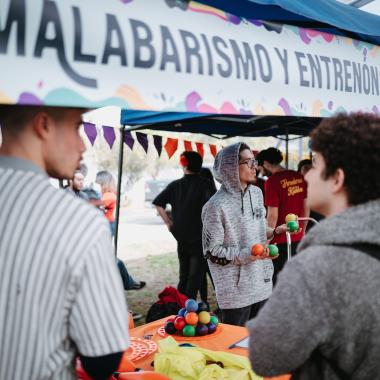 Estudiantes en el stand "Malabarismo y entrenon"