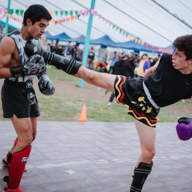 Estudiantes realizando boxeo