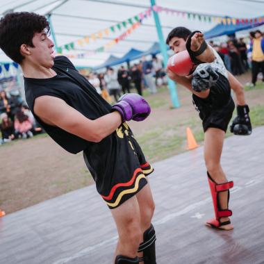 Estudiantes realizando boxeo