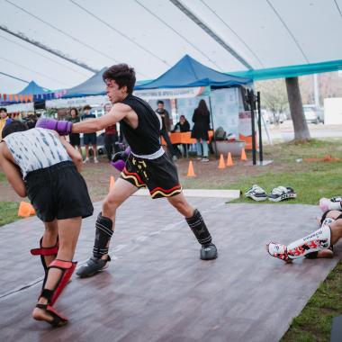 Estudiantes realizando boxeo