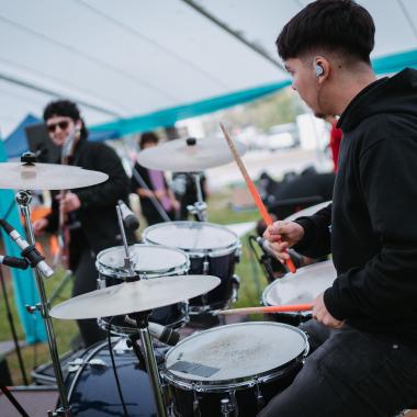 Estudiantes tocando instrumentos musicales