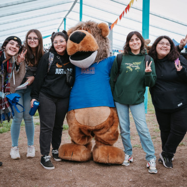 Estudiantes junto al cachorro 