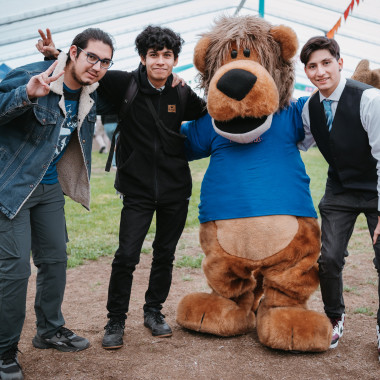 Estudiantes junto al cachorro 