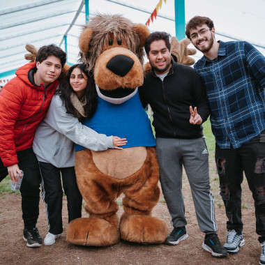 Estudiantes junto al cachorro 