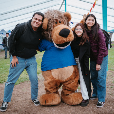 Estudiantes junto al cachorro 