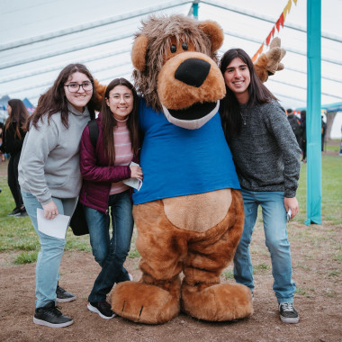 Estudiantes junto al cachorro 