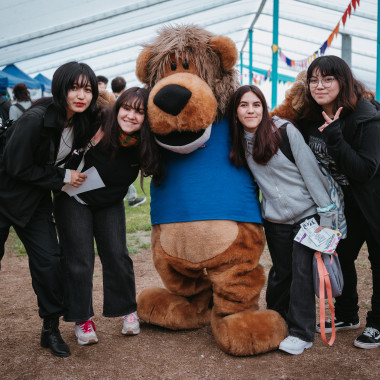 Estudiantes junto al cachorro 