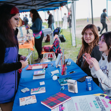 Estudiantes en los stand