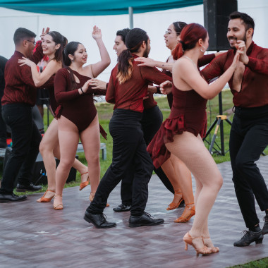 Estudiantes bailando