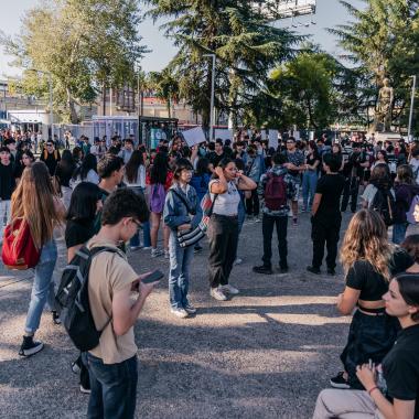 Imagen que muestra a los estudiantes dentro del campus universitario cercano al frontis.