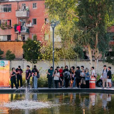 Alumnos frente la pileta del edificio de la Facultad de Administración y Economía