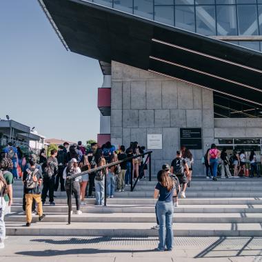 Alumnos entrando al edificio de la Facultad de Administración y Economía