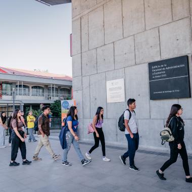 Alumnos dentro del campus