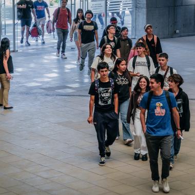 Alumnos dentro del edificio nuevo de la Facultad de Administración y Economía