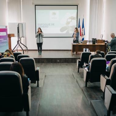 En esta imagen se ve a Paulina Pávez, Socióloga Isónoma Consultorías Sociales, realizando el curso de enfoque de género