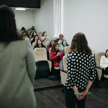 Imagen con el publico asistentes del curso prestando atención