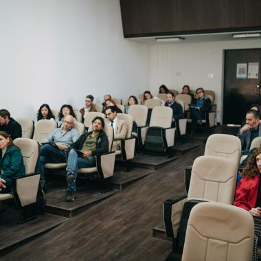 Imagen con el publico asistentes del curso prestando atención