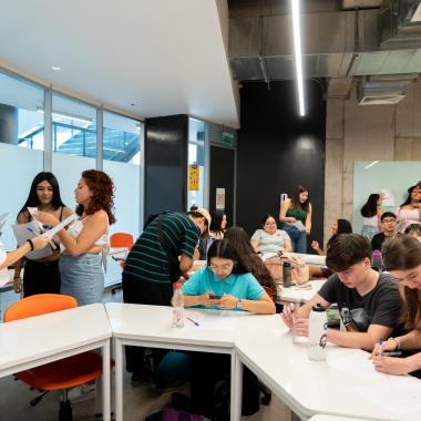 Grupo de estudiantes en una sala de clases