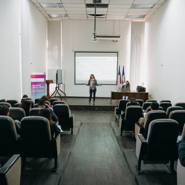 Imagen con el publico asistentes del curso prestando atención