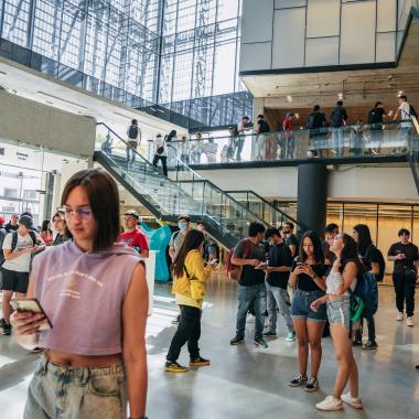 estudiantes recorriendo el edificio de la Facultad de Administración y Economía