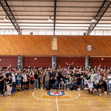 Grupo de estudiantes en el gimnasio de la Universidad