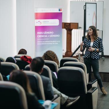 Imagen con el publico asistentes del curso prestando atención