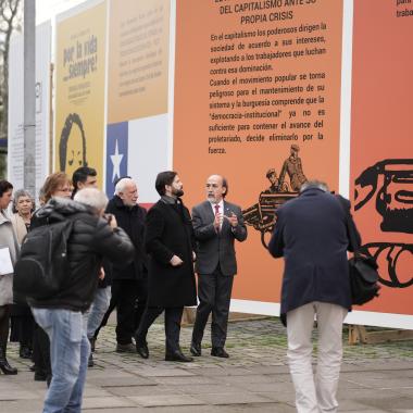 Gente caminando por la la exposición “Por la vida… ¡Siempre!”