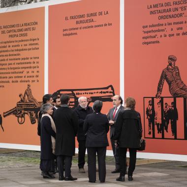 Gente caminando por la la exposición 